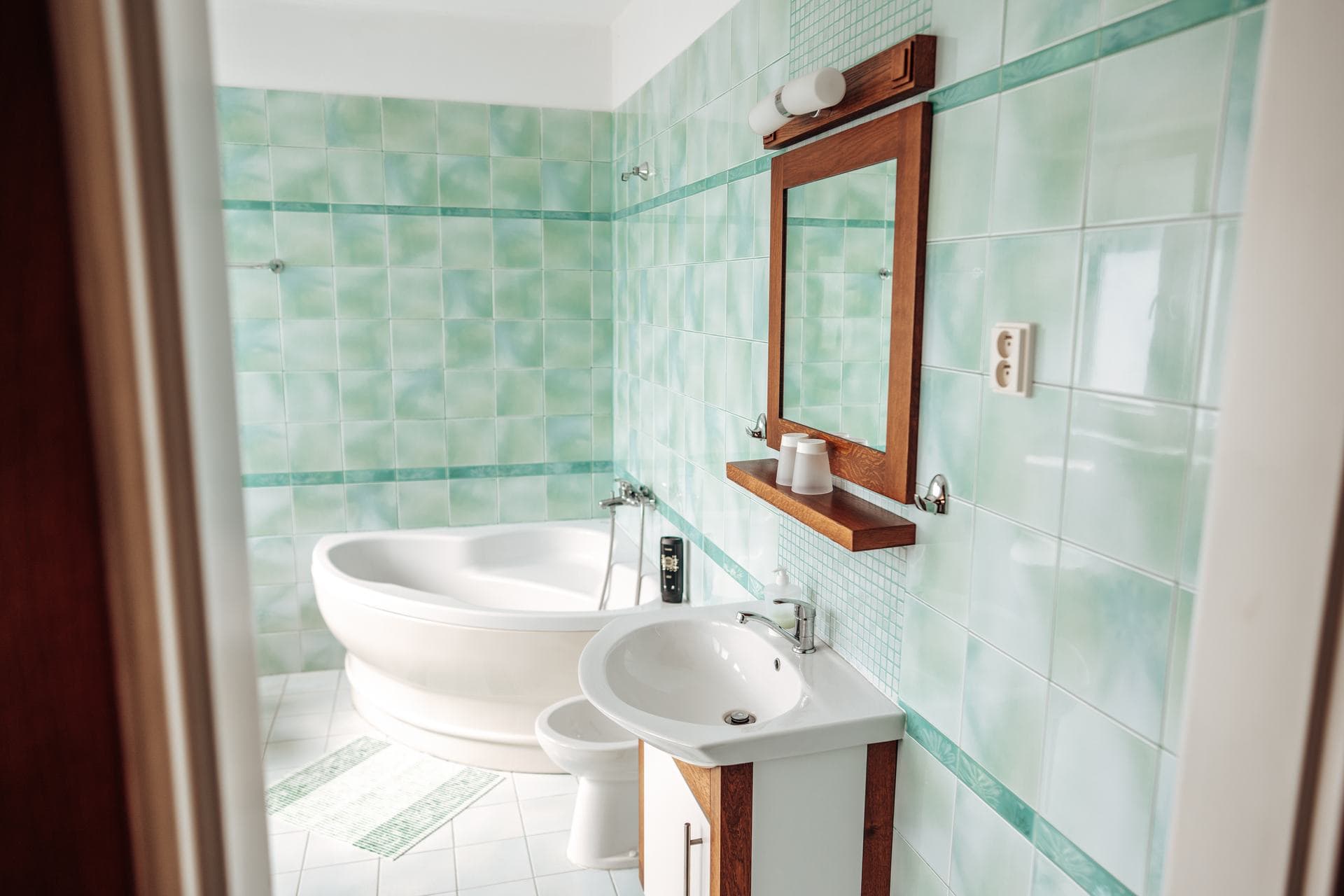 Dve umývadlá v kúpeľni apartmánu