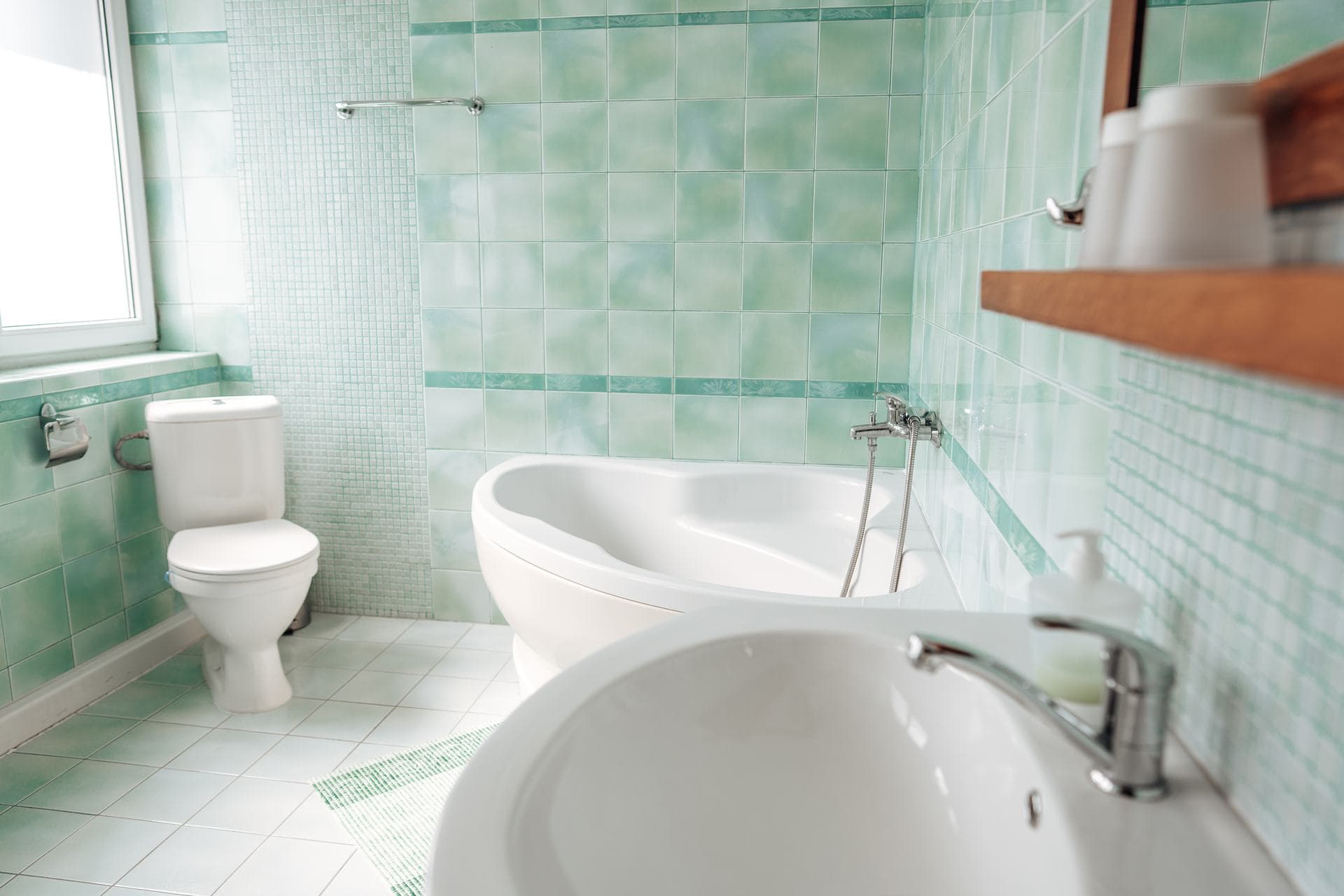 Rohová vaňa v kúpeľni apartmánu