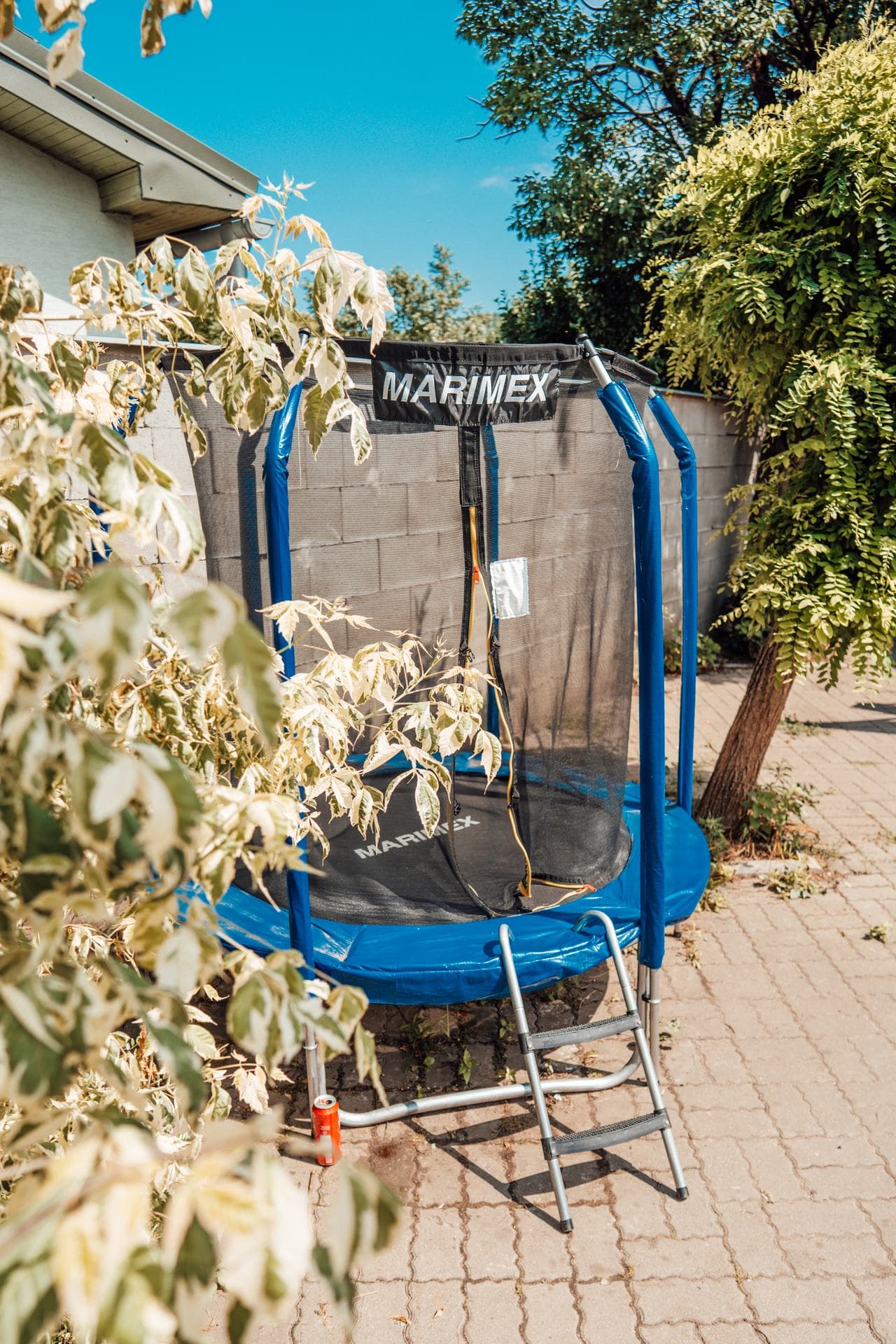 Trampolína v záhrade pre deti