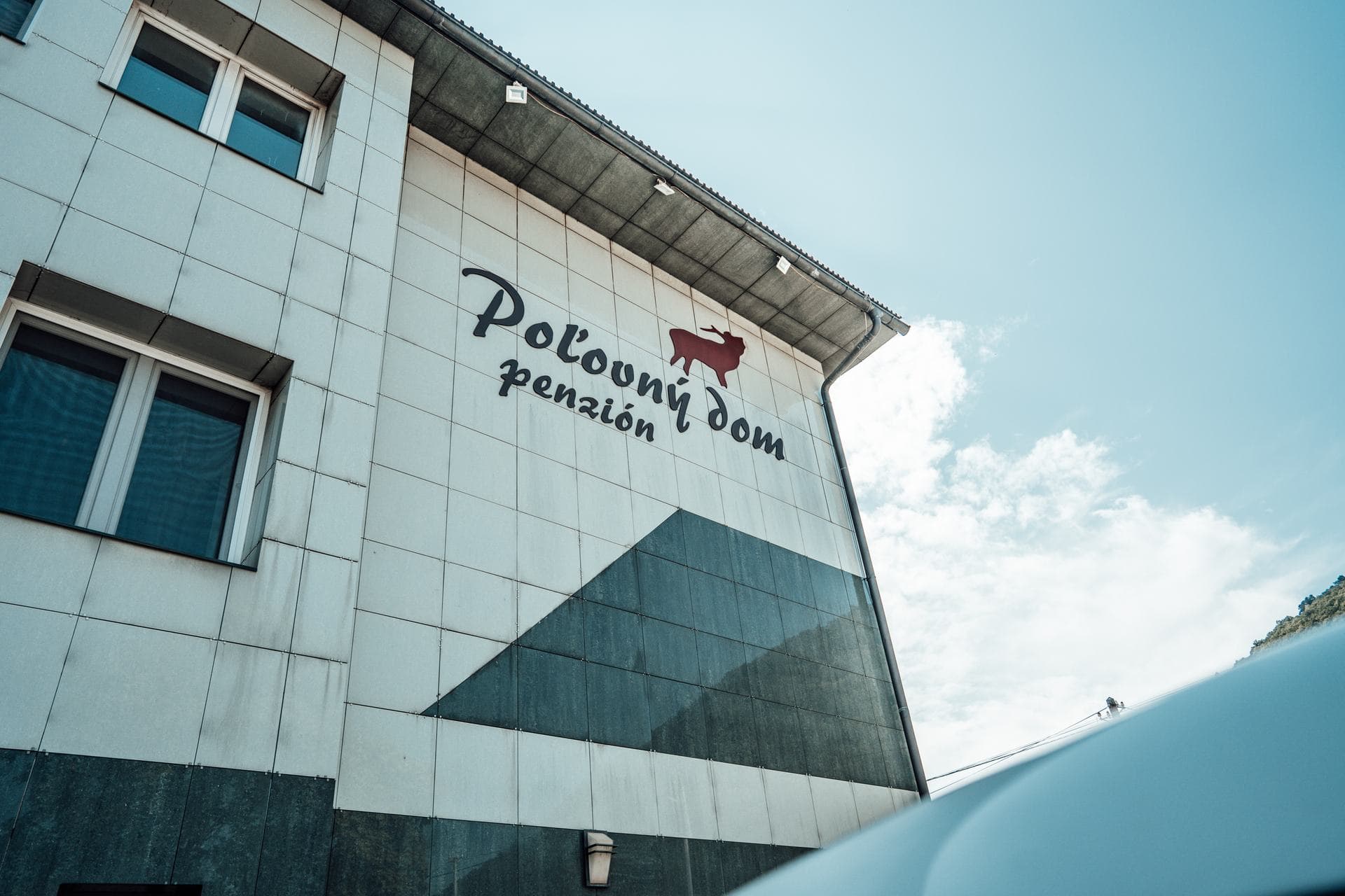 Označenie penziónu na fasáde