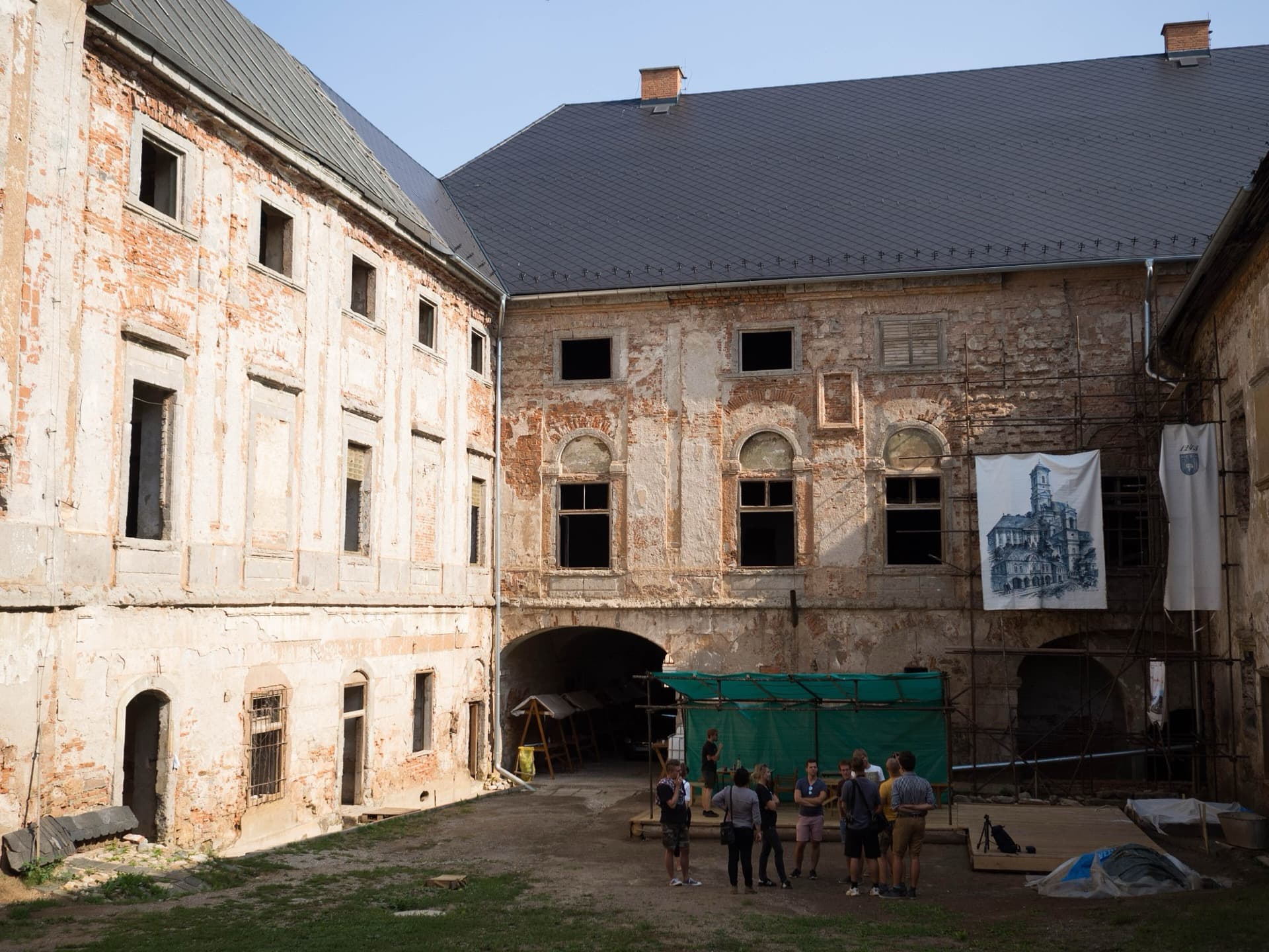 Nádvorie barokového kaštieľa Coburgovcov v Jelšave