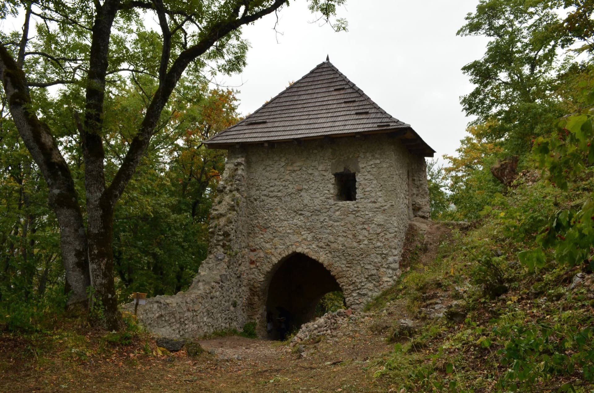 Zachovaná hradná brána Muránskeho hradu