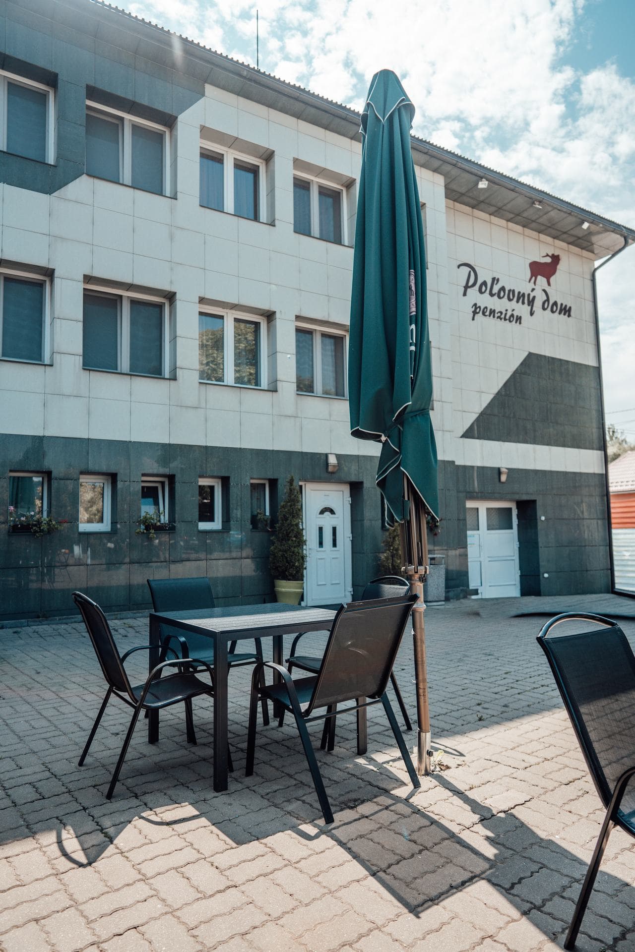 Terasa penziónu so sedením
