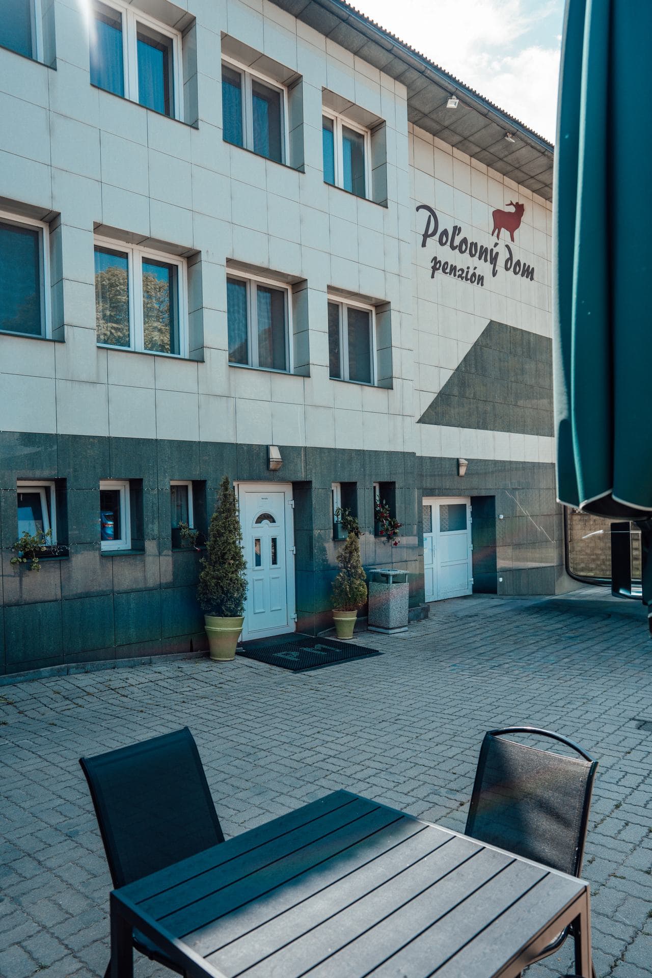 Sedenie na nádvorí penziónu